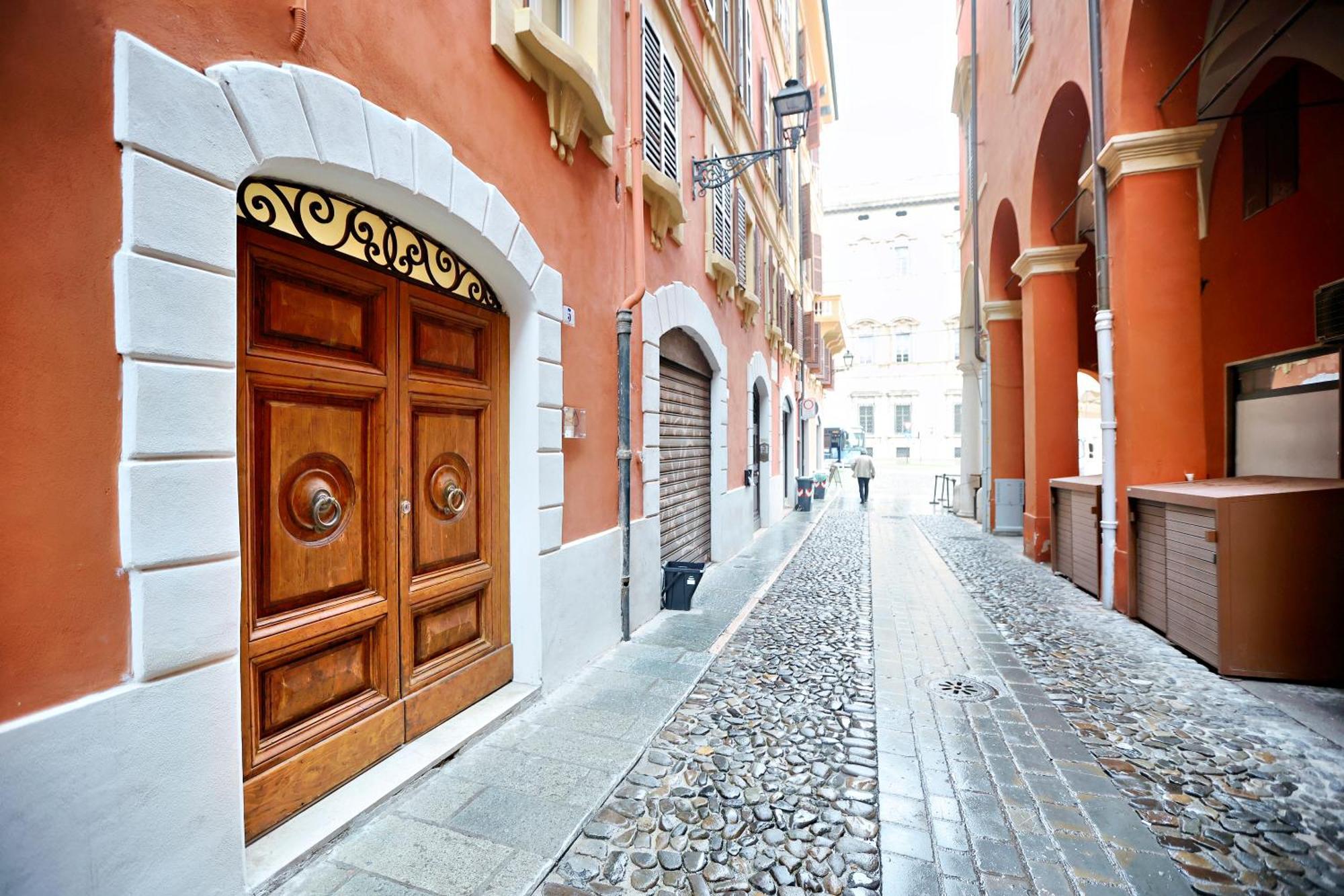 Loggia Dei Lovoleti Suite Modena Bagian luar foto